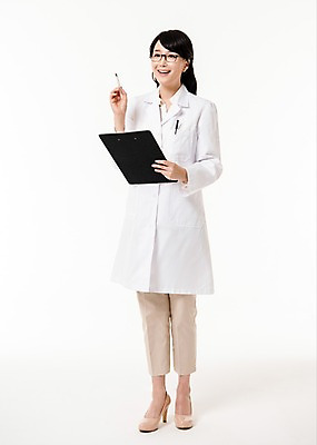 포토 JPG 스튜디오촬영 전신 응시 여자 실내 한명 서기 미소 들기 성인 앞모습 30대 펜 한국인 의사 의사가운 서류판 성인여자한명만 국내포토 1 시선 뷰포인트 모션 표정 사람 동양인 내부 장년 필기구 사무용품 의료진 가운 여자한명만 성인여자만 파일형식