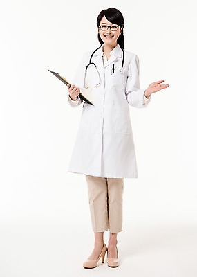 포토 JPG 스튜디오촬영 전신 여자 청진기 팔벌리기 실내 한명 서기 미소 들기 성인 앞모습 30대 한국인 의사 의사가운 서류판 성인여자한명만 국내포토 1 뷰포인트 의료기기 모션 표정 사람 동양인 내부 장년 사무용품 의료진 가운 여자한명만 성인여자만 파일형식