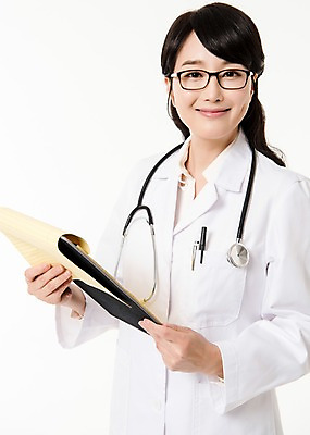 포토 JPG 스튜디오촬영 여자 청진기 실내 한명 서기 미소 들기 상반신 성인 앞모습 30대 한국인 의사 의사가운 서류판 성인여자한명만 국내포토 1 뷰포인트 의료기기 모션 표정 사람 동양인 내부 장년 사무용품 의료진 가운 여자한명만 성인여자만 파일형식