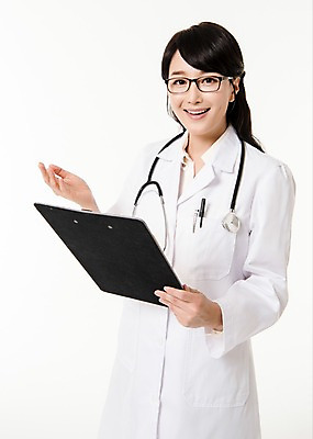 포토 JPG 스튜디오촬영 여자 청진기 실내 한명 서기 미소 들기 상반신 성인 앞모습 30대 한국인 의사 의사가운 서류판 성인여자한명만 국내포토 1 뷰포인트 의료기기 모션 표정 사람 동양인 내부 장년 사무용품 의료진 가운 여자한명만 성인여자만 파일형식