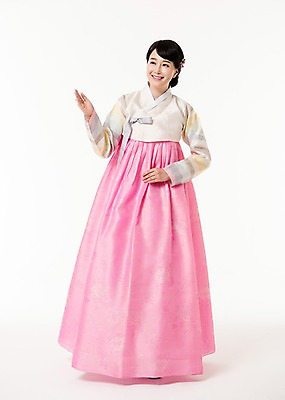 포토 JPG 스튜디오촬영 전신 응시 여자 모션 실내 한명 서기 미소 손짓 성인 앞모습 30대 한국인 가리킴 한복 성인여자한명만 국내포토 1 한국전통 시선 뷰포인트 표정 사람 동양인 내부 장년 전통의상 여자한명만 성인여자만 파일형식