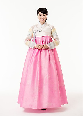 포토 JPG 스튜디오촬영 전신 여자 모션 실내 한명 서기 미소 손짓 성인 앞모습 30대 한국인 한복 손모으기 성인여자한명만 국내포토 1 한국전통 뷰포인트 표정 사람 동양인 내부 장년 전통의상 여자한명만 성인여자만 파일형식