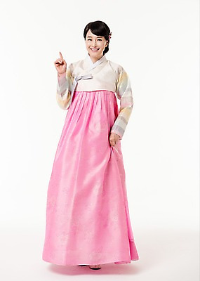 포토 JPG 스튜디오촬영 전신 여자 실내 한명 서기 미소 손짓 성인 앞모습 30대 한국인 가리킴 한복 성인여자한명만 국내포토 1 한국전통 뷰포인트 모션 표정 사람 동양인 내부 장년 전통의상 여자한명만 성인여자만 파일형식