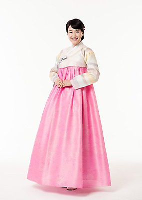 포토 JPG 스튜디오촬영 전신 여자 모션 실내 한명 서기 미소 손짓 성인 앞모습 30대 한국인 한복 손모으기 성인여자한명만 국내포토 1 한국전통 뷰포인트 표정 사람 동양인 내부 장년 전통의상 여자한명만 성인여자만 파일형식