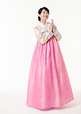 포토 JPG 스튜디오촬영 전신 응시 여자 모션 실내 한명 서기 미소 손짓 성인 앞모습 30대 한국인 한복 손모으기 성인여자한명만 국내포토 1 한국전통 시선 뷰포인트 표정 사람 동양인 내부 장년 전통의상 여자한명만 성인여자만 파일형식