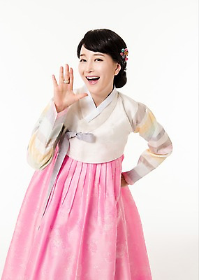 포토 JPG 스튜디오촬영 여자 모션 실내 한명 서기 미소 손짓 상반신 성인 앞모습 30대 외침 한국인 한복 성인여자한명만 국내포토 1 한국전통 뷰포인트 표정 사람 동양인 내부 장년 소리 전통의상 여자한명만 성인여자만 파일형식