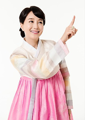 포토 JPG 스튜디오촬영 응시 여자 실내 한명 서기 미소 손짓 상반신 성인 앞모습 30대 한국인 가리킴 한복 성인여자한명만 국내포토 1 한국전통 시선 뷰포인트 모션 표정 사람 동양인 내부 장년 전통의상 여자한명만 성인여자만 파일형식