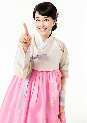 포토 JPG 스튜디오촬영 여자 실내 한명 서기 미소 손짓 상반신 성인 앞모습 30대 한국인 가리킴 한복 성인여자한명만 국내포토 1 한국전통 뷰포인트 모션 표정 사람 동양인 내부 장년 전통의상 여자한명만 성인여자만 파일형식