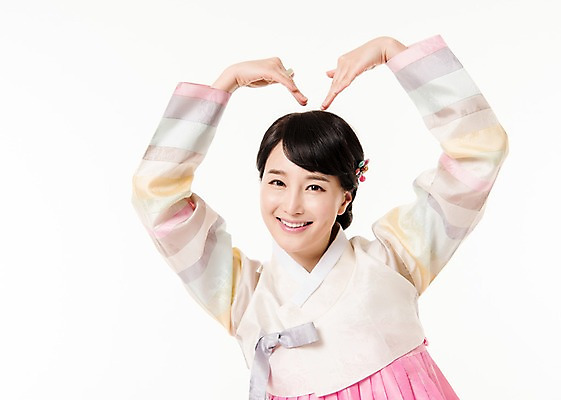포토 JPG 스튜디오촬영 여자 실내 한명 서기 미소 상반신 성인 앞모습 30대 한국인 하트 한복 손하트 성인여자한명만 국내포토 모양 1 한국전통 뷰포인트 모션 표정 사람 동양인 손짓 내부 장년 전통의상 여자한명만 성인여자만 파일형식