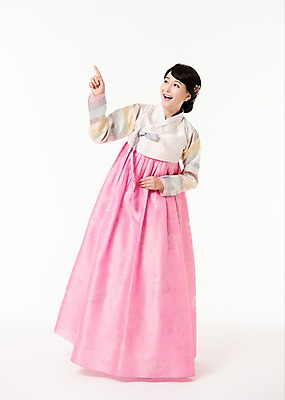 포토 JPG 스튜디오촬영 전신 응시 여자 실내 한명 서기 미소 성인 앞모습 30대 한국인 가리킴 한복 성인여자한명만 국내포토 1 한국전통 시선 뷰포인트 모션 표정 사람 동양인 손짓 내부 장년 전통의상 여자한명만 성인여자만 파일형식 전통 한국 인종 여자만 성인만 아시아 나라