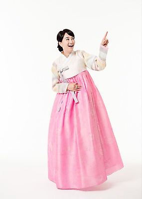 포토 JPG 스튜디오촬영 전신 응시 여자 실내 한명 서기 미소 성인 앞모습 30대 한국인 가리킴 한복 성인여자한명만 국내포토 1 한국전통 시선 뷰포인트 모션 표정 사람 동양인 손짓 내부 장년 전통의상 여자한명만 성인여자만 파일형식