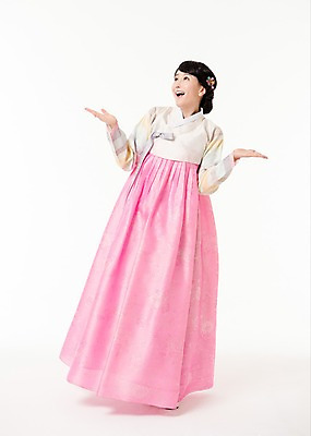 포토 JPG 스튜디오촬영 전신 응시 여자 팔벌리기 실내 한명 서기 미소 성인 앞모습 30대 한국인 한복 성인여자한명만 국내포토 1 한국전통 시선 뷰포인트 모션 표정 사람 동양인 내부 장년 전통의상 여자한명만 성인여자만 파일형식