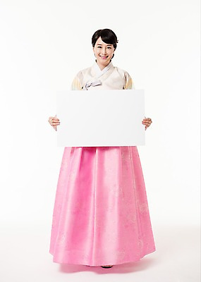 포토 JPG 스튜디오촬영 전신 배너 여자 사각프레임 실내 한명 서기 미소 들기 성인 앞모습 30대 한국인 한복 성인여자한명만 국내포토 1 한국전통 뷰포인트 모션 프레임 표정 사람 동양인 내부 장년 사각형 전통의상 여자한명만 성인여자만 파일형식