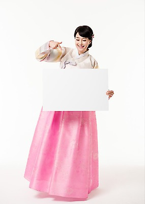 포토 JPG 스튜디오촬영 전신 배너 응시 여자 사각프레임 실내 한명 서기 미소 들기 성인 앞모습 30대 한국인 가리킴 한복 성인여자한명만 국내포토 1 한국전통 시선 뷰포인트 모션 프레임 표정 사람 동양인 손짓 내부 장년 사각형 전통의상 여자한명만 성인여자만 파일형식