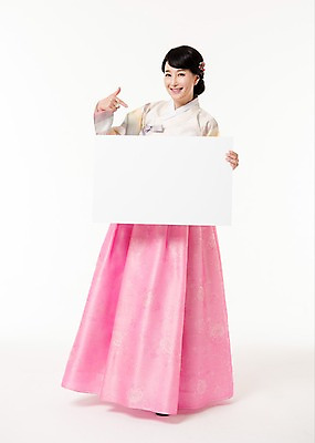 포토 JPG 스튜디오촬영 전신 배너 여자 사각프레임 실내 한명 서기 미소 들기 성인 앞모습 30대 한국인 가리킴 한복 성인여자한명만 국내포토 1 한국전통 뷰포인트 모션 프레임 표정 사람 동양인 손짓 내부 장년 사각형 전통의상 여자한명만 성인여자만 파일형식