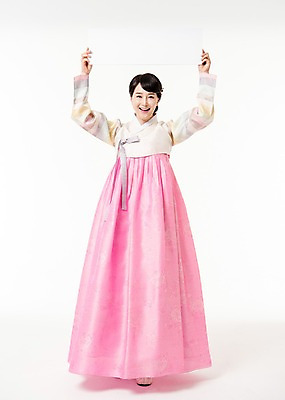 포토 JPG 스튜디오촬영 전신 배너 여자 사각프레임 실내 한명 서기 미소 들기 성인 앞모습 30대 한국인 한복 성인여자한명만 국내포토 1 한국전통 뷰포인트 모션 프레임 표정 사람 동양인 내부 장년 사각형 전통의상 여자한명만 성인여자만 파일형식