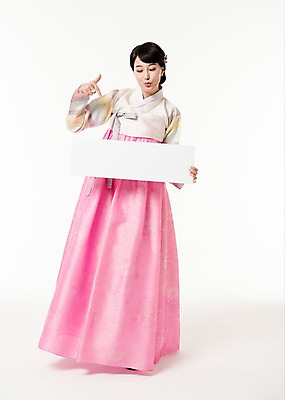 포토 JPG 스튜디오촬영 전신 배너 응시 여자 사각프레임 실내 한명 서기 미소 들기 성인 앞모습 30대 한국인 가리킴 한복 성인여자한명만 국내포토 1 한국전통 시선 뷰포인트 모션 프레임 표정 사람 동양인 손짓 내부 장년 사각형 전통의상 여자한명만 성인여자만 파일형식
