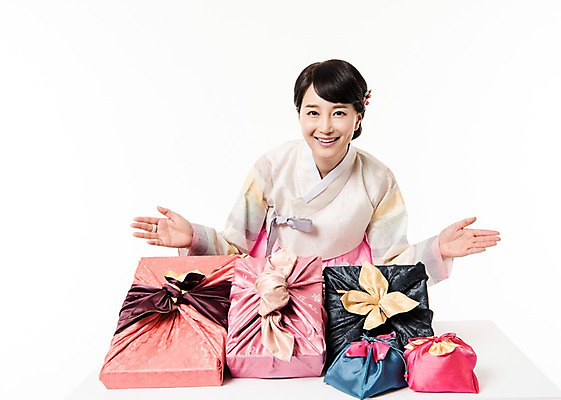 포토 JPG 스튜디오촬영 여자 실내 선물 한명 미소 앉기 손짓 상반신 성인 앞모습 30대 선물상자 한국인 한복 성인여자한명만 국내포토 1 한국전통 뷰포인트 모션 표정 사람 동양인 내부 장년 상자 전통의상 여자한명만 성인여자만 파일형식