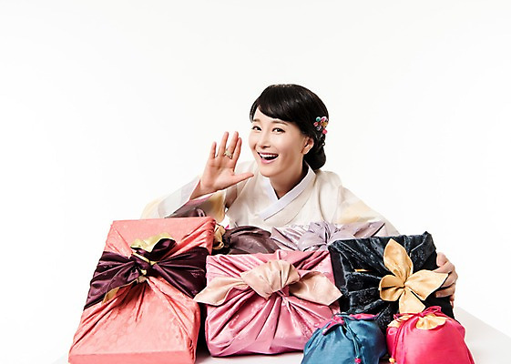 포토 JPG 스튜디오촬영 여자 실내 선물 한명 미소 앉기 손짓 상반신 성인 앞모습 30대 선물상자 외침 한국인 한복 성인여자한명만 국내포토 1 한국전통 뷰포인트 모션 표정 사람 동양인 내부 장년 상자 소리 전통의상 여자한명만 성인여자만 파일형식