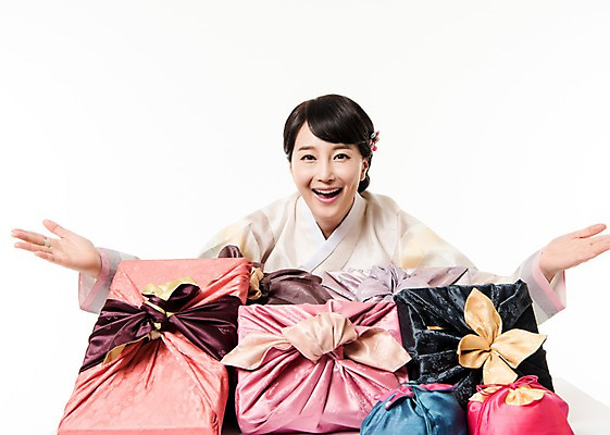 포토 JPG 스튜디오촬영 여자 팔벌리기 실내 선물 한명 미소 앉기 상반신 성인 앞모습 30대 선물상자 한국인 한복 성인여자한명만 국내포토 1 한국전통 뷰포인트 모션 표정 사람 동양인 내부 장년 상자 전통의상 여자한명만 성인여자만 파일형식