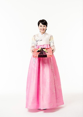 포토 JPG 스튜디오촬영 전신 여자 실내 선물 한명 서기 미소 들기 성인 앞모습 30대 선물상자 한국인 한복 성인여자한명만 국내포토 1 한국전통 뷰포인트 모션 표정 사람 동양인 내부 장년 상자 전통의상 여자한명만 성인여자만 파일형식