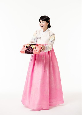 포토 JPG 스튜디오촬영 전신 응시 여자 실내 선물 한명 서기 미소 들기 성인 앞모습 30대 선물상자 한국인 한복 성인여자한명만 국내포토 1 한국전통 시선 뷰포인트 모션 표정 사람 동양인 내부 장년 상자 전통의상 여자한명만 성인여자만 파일형식