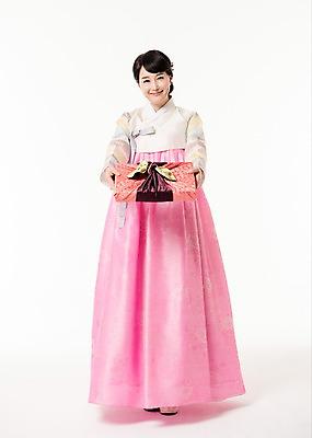 포토 JPG 스튜디오촬영 전신 여자 실내 선물 한명 서기 미소 들기 성인 앞모습 30대 선물상자 한국인 한복 성인여자한명만 국내포토 1 한국전통 뷰포인트 모션 표정 사람 동양인 내부 장년 상자 전통의상 여자한명만 성인여자만 파일형식