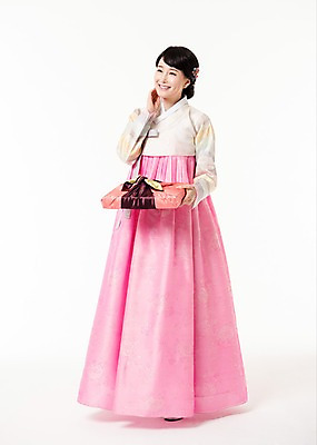 포토 JPG 스튜디오촬영 전신 응시 여자 실내 선물 한명 서기 미소 들기 성인 앞모습 30대 선물상자 한국인 한복 성인여자한명만 국내포토 1 한국전통 시선 뷰포인트 모션 표정 사람 동양인 내부 장년 상자 전통의상 여자한명만 성인여자만 파일형식 전통 한국 인종 여자만 성인만 아시아 나라