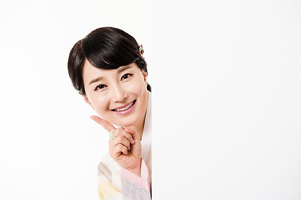 포토 JPG 스튜디오촬영 배너 여자 사각프레임 실내 한명 서기 미소 손짓 상반신 성인 앞모습 30대 한국인 한복 숨기 성인여자한명만 국내포토 1 한국전통 뷰포인트 모션 프레임 표정 사람 동양인 내부 장년 사각형 전통의상 여자한명만 성인여자만 파일형식