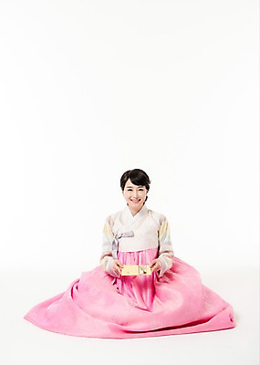 포토 JPG 스튜디오촬영 전신 여자 실내 선물 한명 미소 들기 앉기 성인 앞모습 30대 한국인 한복 돈봉투 성인여자한명만 국내포토 1 한국전통 뷰포인트 모션 봉투 표정 사람 동양인 내부 장년 전통의상 여자한명만 성인여자만 파일형식