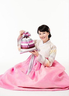 포토 JPG 스튜디오촬영 전신 여자 복주머니 실내 선물 한명 미소 들기 앉기 성인 앞모습 30대 한국인 한복 성인여자한명만 국내포토 1 한국전통 뷰포인트 모션 전통소품 표정 사람 동양인 내부 장년 전통의상 여자한명만 성인여자만 파일형식