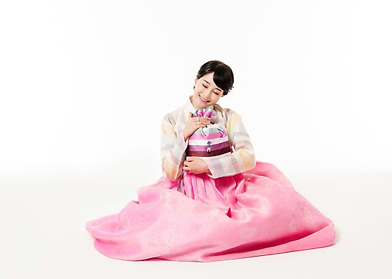 포토 JPG 스튜디오촬영 전신 여자 안기 복주머니 실내 선물 한명 미소 들기 앉기 성인 앞모습 30대 한국인 한복 성인여자한명만 국내포토 1 한국전통 뷰포인트 모션 전통소품 표정 사람 동양인 내부 장년 전통의상 여자한명만 성인여자만 파일형식