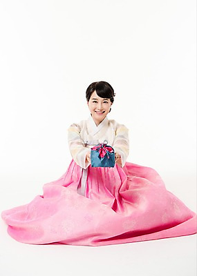 포토 JPG 스튜디오촬영 전신 여자 복주머니 실내 선물 한명 미소 들기 앉기 성인 앞모습 30대 한국인 한복 주기 성인여자한명만 국내포토 1 한국전통 뷰포인트 모션 전통소품 표정 사람 동양인 내부 장년 전통의상 여자한명만 성인여자만 파일형식