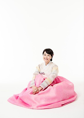 포토 JPG 스튜디오촬영 전신 여자 실내 한명 미소 앉기 성인 앞모습 30대 한국인 한복 손모으기 성인여자한명만 국내포토 1 한국전통 뷰포인트 모션 표정 사람 동양인 손짓 내부 장년 전통의상 여자한명만 성인여자만 파일형식