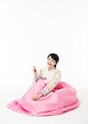 포토 JPG 스튜디오촬영 전신 응시 여자 실내 한명 미소 앉기 성인 앞모습 30대 한국인 한복 성인여자한명만 국내포토 1 한국전통 시선 뷰포인트 모션 표정 사람 동양인 내부 장년 전통의상 여자한명만 성인여자만 파일형식