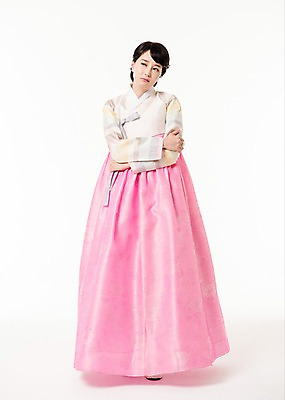 포토 JPG 스튜디오촬영 전신 응시 여자 실내 한명 서기 성인 앞모습 30대 팔짱 한국인 한복 고민 성인여자한명만 국내포토 1 한국전통 시선 감정 뷰포인트 모션 사람 동양인 내부 장년 전통의상 여자한명만 성인여자만 파일형식