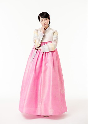 포토 JPG 스튜디오촬영 전신 응시 여자 실내 한명 서기 성인 앞모습 30대 턱괴기 한국인 한복 고민 성인여자한명만 국내포토 1 한국전통 시선 감정 뷰포인트 모션 사람 동양인 내부 장년 전통의상 여자한명만 성인여자만 파일형식