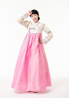 포토 JPG 스튜디오촬영 전신 응시 여자 허리손 실내 피곤 한명 서기 성인 앞모습 30대 고통 한국인 찡그림 한복 성인여자한명만 국내포토 1 한국전통 시선 감정 뷰포인트 포즈 컨셉 모션 표정 사람 동양인 내부 장년 전통의상 여자한명만 성인여자만 파일형식