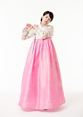 포토 JPG 스튜디오촬영 전신 여자 실내 피곤 한명 서기 성인 앞모습 30대 고통 한국인 찡그림 한복 어깨주무르기 어깨통증 성인여자한명만 국내포토 1 한국전통 감정 뷰포인트 컨셉 모션 표정 사람 동양인 내부 장년 질병 전통의상 주무르기 여자한명만 성인여자만 파일형식