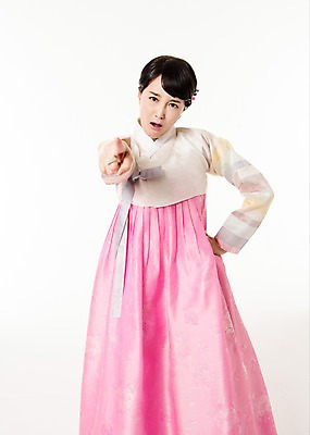 포토 JPG 스튜디오촬영 여자 실내 한명 서기 상반신 성인 앞모습 30대 한국인 분노 찡그림 한복 불만 삿대질 성인여자한명만 국내포토 1 한국전통 감정 뷰포인트 모션 표정 사람 동양인 손짓 내부 장년 전통의상 여자한명만 성인여자만 파일형식