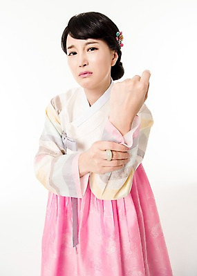 포토 JPG 스튜디오촬영 여자 실내 한명 서기 상반신 성인 앞모습 30대 한국인 찡그림 한복 손목 불만 주무르기 힘듦 성인여자한명만 손목통증 국내포토 1 한국전통 감정 뷰포인트 컨셉 모션 표정 사람 동양인 내부 신체부위 장년 고통 전통의상 여자한명만 성인여자만 파일형식