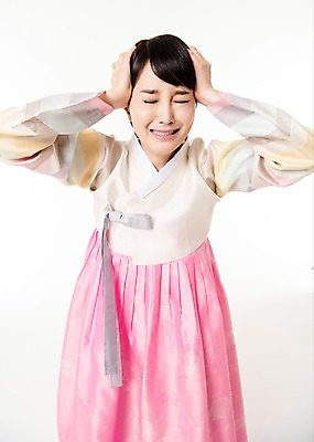 포토 JPG 스튜디오촬영 여자 실내 한명 서기 상반신 성인 앞모습 30대 머리 한국인 분노 잡기 찡그림 한복 불만 성인여자한명만 국내포토 1 한국전통 감정 뷰포인트 모션 표정 사람 동양인 내부 신체부위 장년 전통의상 여자한명만 성인여자만 파일형식