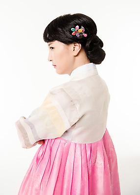 포토 JPG 스튜디오촬영 응시 여자 실내 한명 서기 상반신 성인 옆모습 30대 팔짱 한국인 한복 불만 노려봄 성인여자한명만 국내포토 1 한국전통 시선 감정 뷰포인트 모션 표정 사람 동양인 내부 장년 전통의상 여자한명만 성인여자만 파일형식