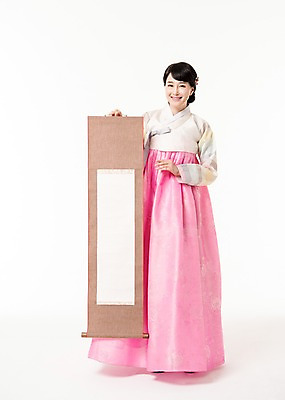 포토 JPG 스튜디오촬영 전신 여자 실내 한명 서기 미소 들기 성인 앞모습 30대 한국인 한복 족자 성인여자한명만 국내포토 1 한국전통 뷰포인트 모션 표정 사람 동양인 내부 장년 전통의상 여자한명만 성인여자만 파일형식