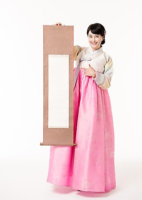 포토 JPG 스튜디오촬영 전신 여자 실내 한명 서기 미소 들기 성인 앞모습 30대 한국인 가리킴 한복 족자 성인여자한명만 국내포토 1 한국전통 뷰포인트 모션 표정 사람 동양인 손짓 내부 장년 전통의상 여자한명만 성인여자만 파일형식