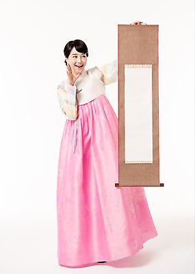 포토 JPG 스튜디오촬영 전신 여자 실내 한명 서기 미소 들기 성인 앞모습 30대 외침 한국인 한복 족자 성인여자한명만 국내포토 1 한국전통 뷰포인트 모션 표정 사람 동양인 내부 장년 소리 전통의상 여자한명만 성인여자만 파일형식