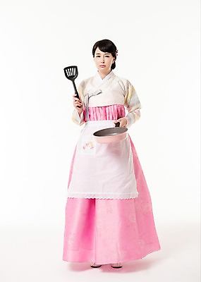 포토 JPG 스튜디오촬영 전신 여자 실내 한명 서기 들기 성인 앞모습 30대 한국인 프라이팬 한복 뒤집개 불만 성인여자한명만 국내포토 1 한국전통 감정 뷰포인트 모션 주방용품 사람 동양인 내부 장년 전통의상 여자한명만 성인여자만 파일형식