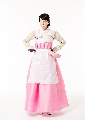 포토 JPG 스튜디오촬영 전신 여자 허리손 실내 한명 서기 들기 성인 앞모습 30대 한국인 프라이팬 한복 뒤집개 불만 성인여자한명만 국내포토 1 한국전통 감정 뷰포인트 포즈 모션 주방용품 사람 동양인 내부 장년 전통의상 여자한명만 성인여자만 파일형식