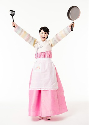 포토 JPG 스튜디오촬영 전신 여자 실내 한명 서기 들기 성인 앞모습 30대 손들기 한국인 프라이팬 한복 뒤집개 불만 성인여자한명만 국내포토 1 한국전통 감정 뷰포인트 모션 주방용품 사람 동양인 내부 장년 전통의상 여자한명만 성인여자만 파일형식