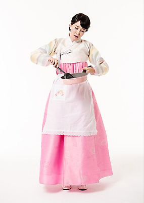 포토 JPG 스튜디오촬영 전신 응시 여자 실내 한명 서기 들기 성인 앞모습 30대 한국인 프라이팬 한복 뒤집개 불만 힘듦 성인여자한명만 국내포토 1 한국전통 시선 감정 뷰포인트 컨셉 모션 주방용품 사람 동양인 내부 전통의상 여자한명만 성인여자만 파일형식 전통 생활용품 한국 인종 여자만 성인만 아시아 오브젝트 나라